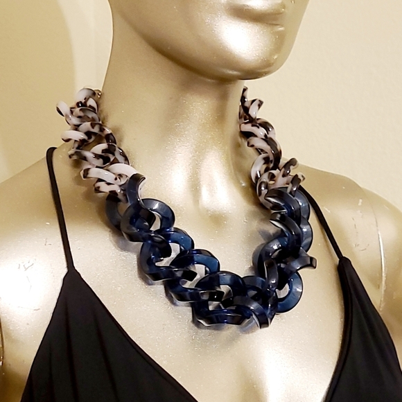 VINTAGE HUGE HENRI BENDEL BLUE LUCITE CHUNKY LINK NECKLACE - Picture 5 of 13